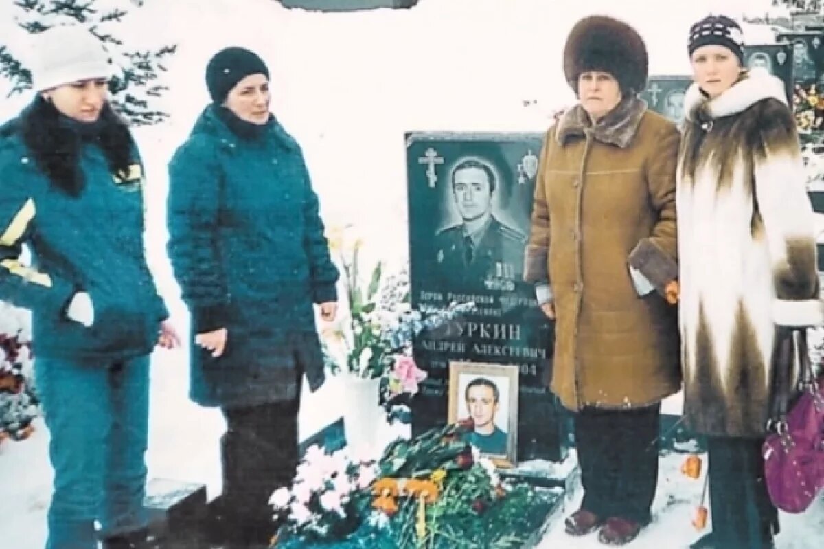    Первая встреча двух матерей у могилы Андрея на Николо-Архангельском кладбище. Залина Бадоева – вторая слева, Валентина Ивановна – вторая справа.