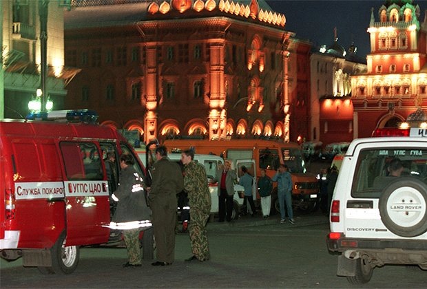    Машины экстренных служб у ТЦ «Охотный Ряд». 31 августа 1999 года. Фото: Виктор Великжанин / ТАСС