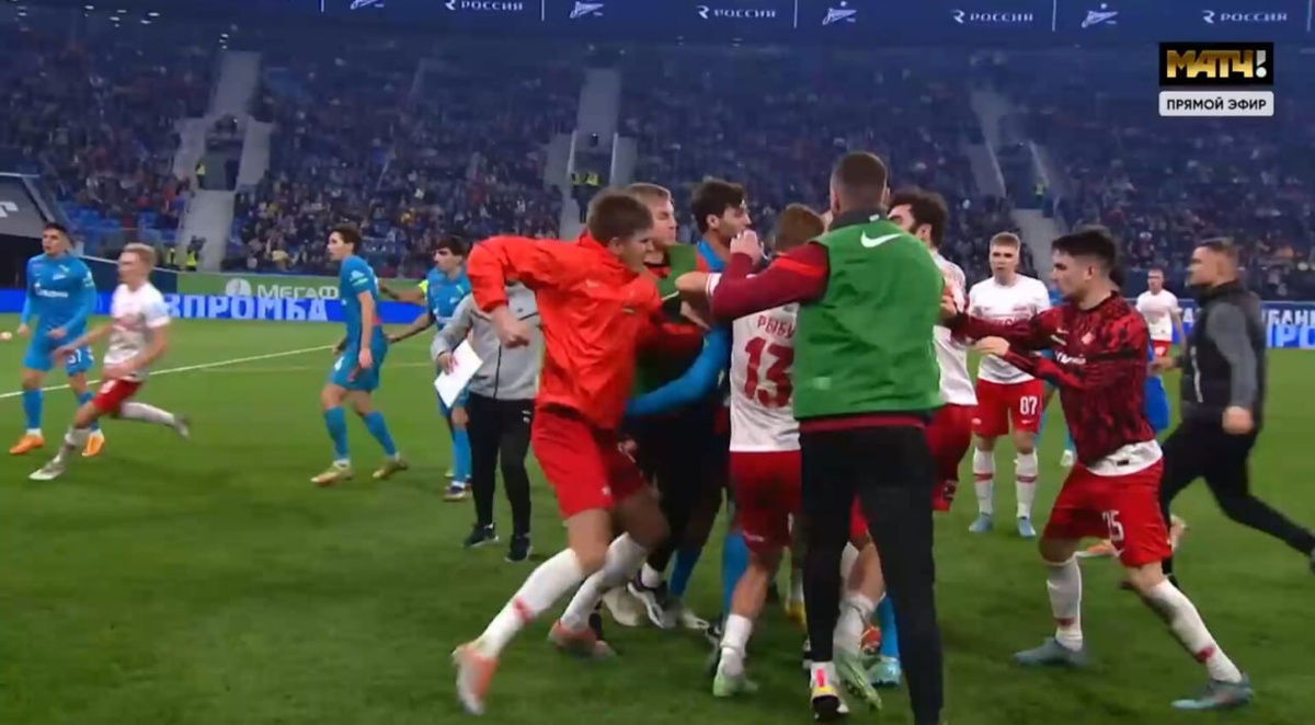 Спартаковец Александр Соболев (в красной куртке) атакует "Зенит". 2022 год. Скриншот с видео "Матч ТВ"