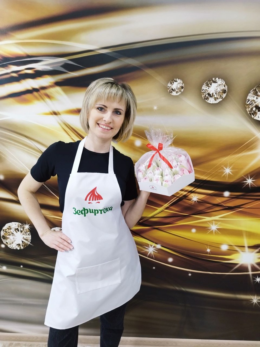 На фото в коробочке - зефирные тюльпаны