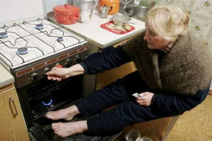 Обогрев газом не даёт значительного эффекта для обогрева даже однокомнатной квартиры при этом есть опасность отравления и т.д. 