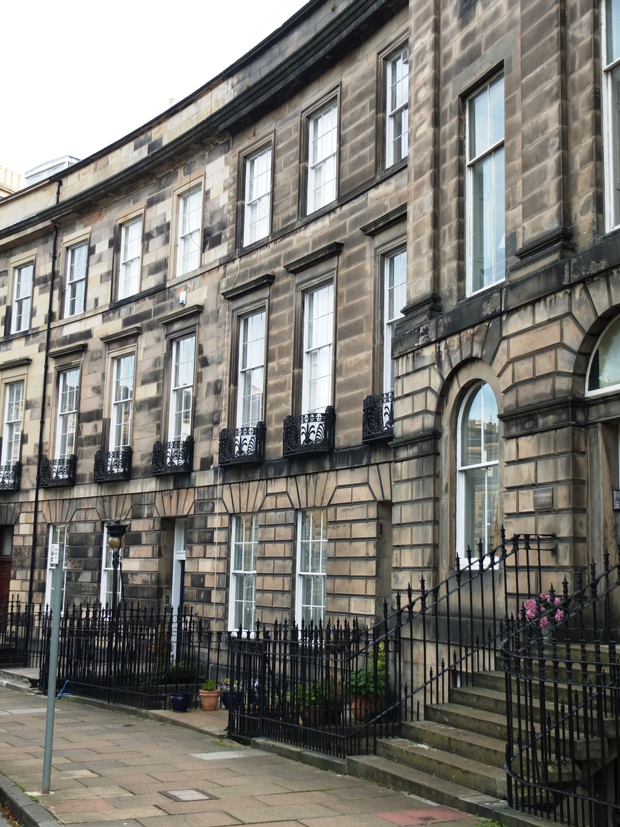 Один из домов на Эйнсли - Плейс