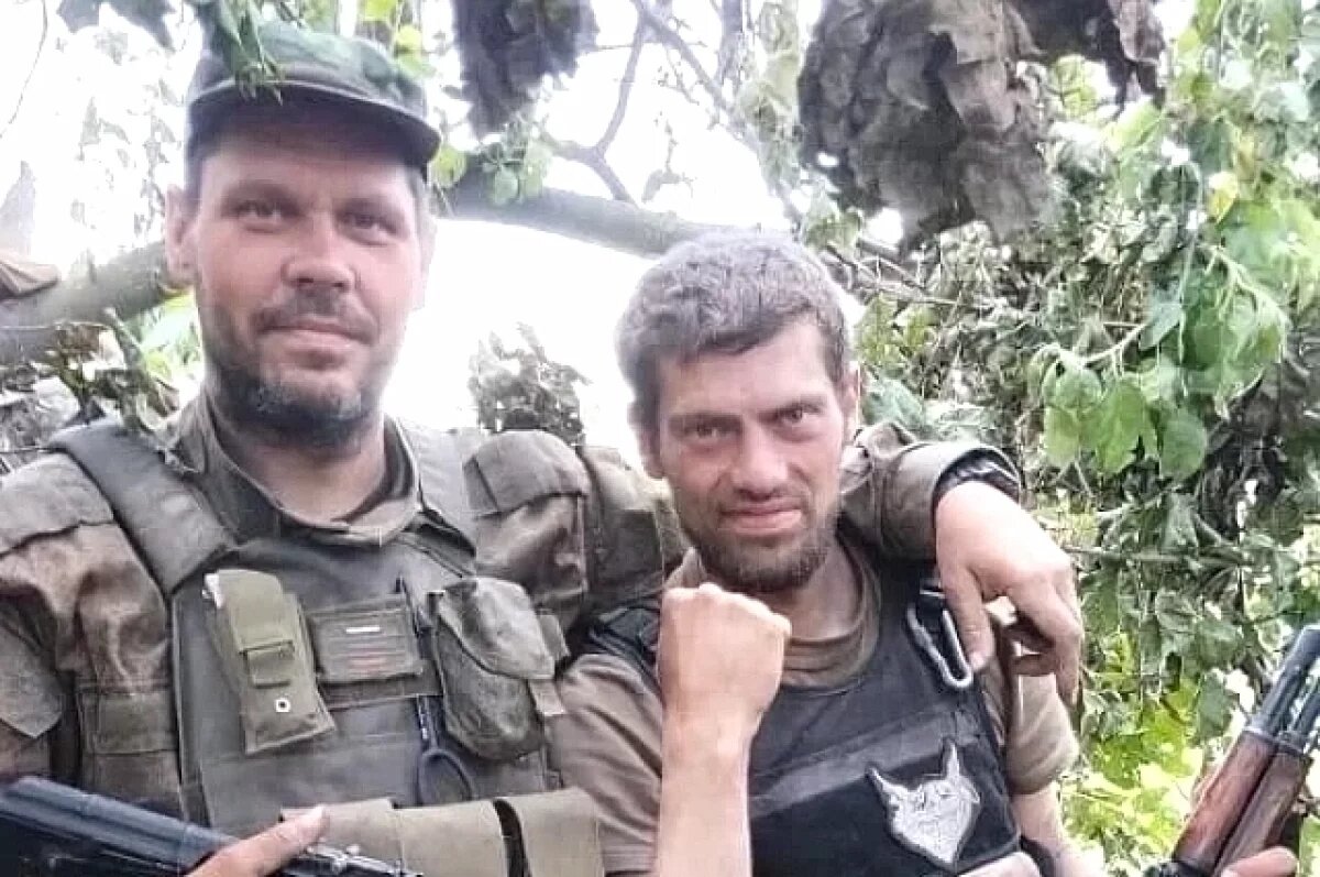    Денис Алексеев (на фото слева) с однополчанином Евгением Сеником (позывной «Сеня») в ДНР между Клещеевкой и Курдюмовкой.