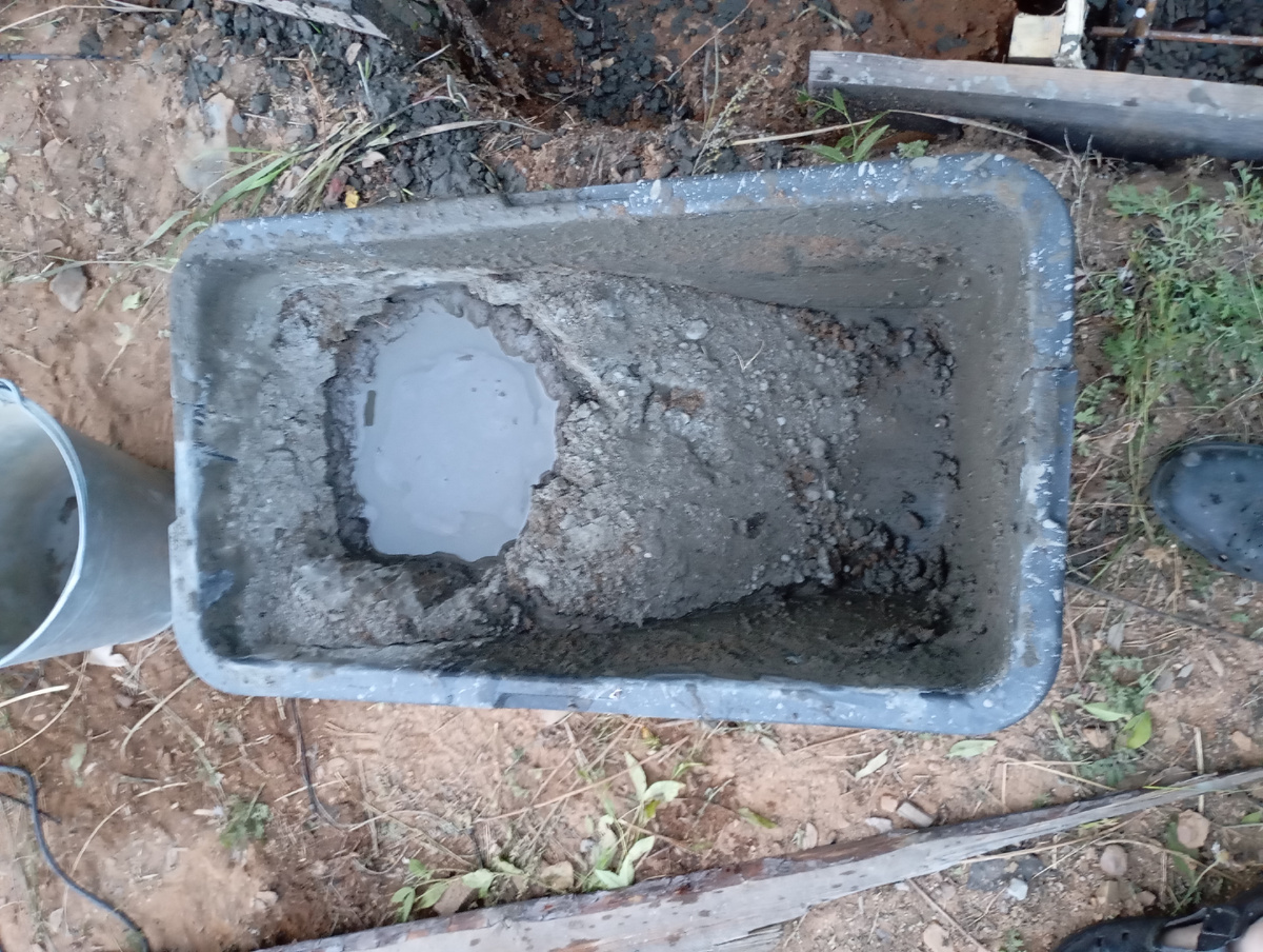 Песок, цемент и вода.