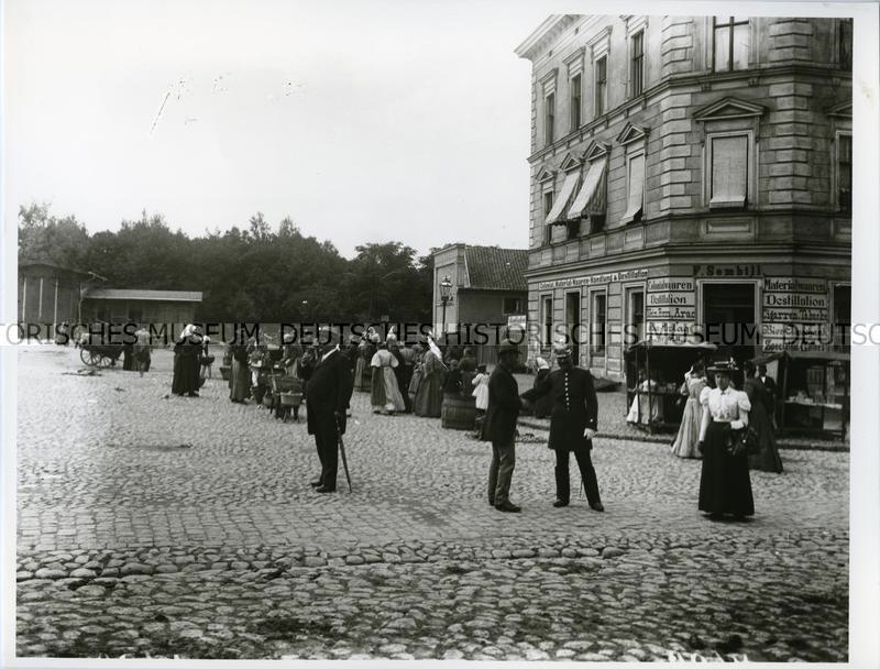 Северо-западная сторона площади. На переднем плане дом №9 с магазином Сембилла на первом этаже.