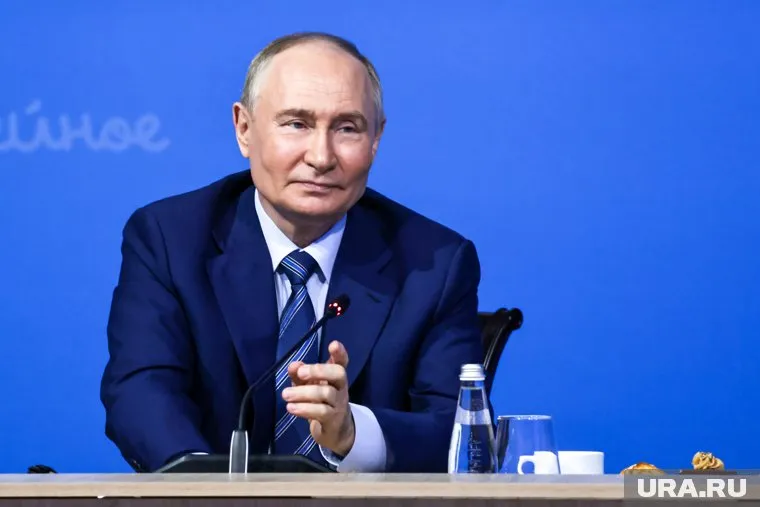 Президент России Владимир Путин встретился с главами трех регионов. Фото: Владимир Андреев © URA.RU