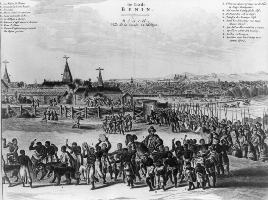 Город Бенин, изображенный в 1688 году. На заднем плане видны стены 