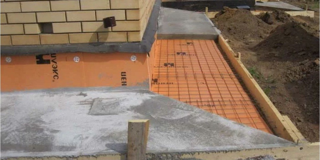 Нужно ли утеплять фундамент и отмостку? Ситуации, когда это лучше не делать