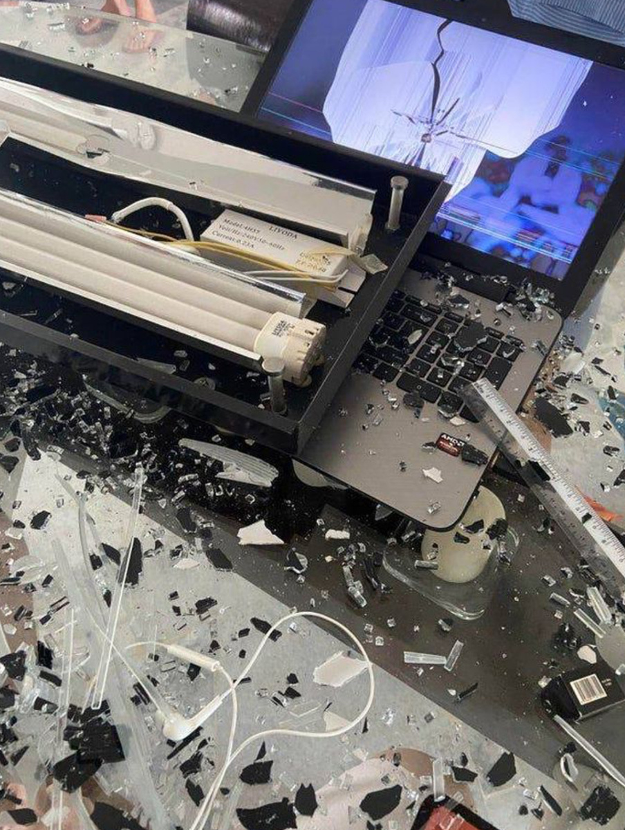 Поломанный ноутбук. Фото разбитого ноутбука. Сломанный ноутбук. Упал ноутбук и не. Ноутбук упал.