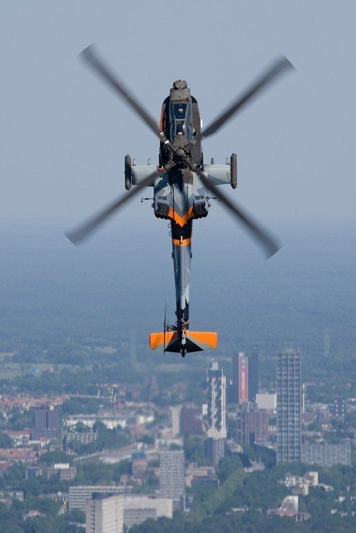 Вертолёт AH-64D пилотажной группы Apache Solo Display Team Королевских ВВС Нидерландов