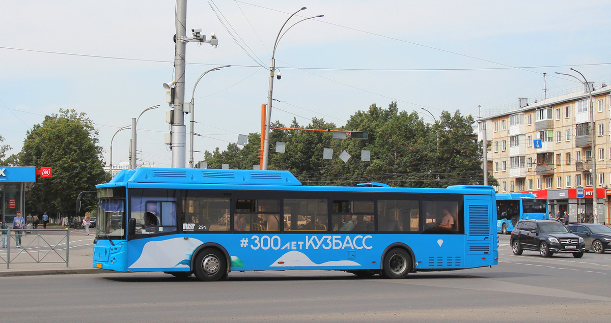 Так были украшены все автобусы. На многих надпись сохранилась и сейчас. Фото моё, сделано 18 августа этого года