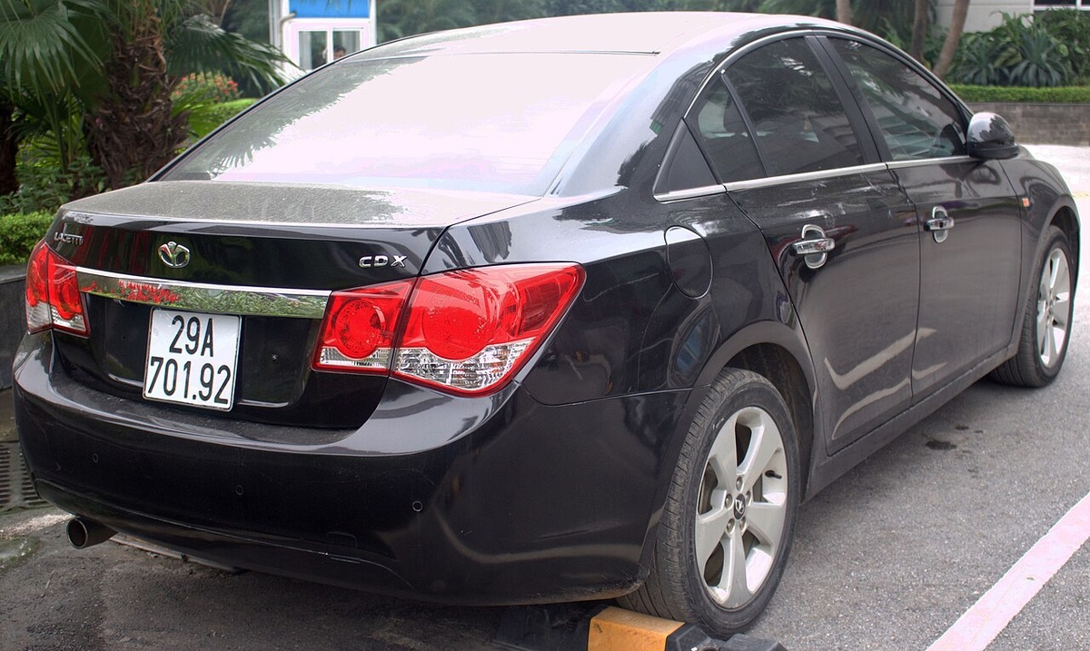 Daewoo Lacetti Premiere - это название второго поколения Lacetti, которое продавалось под брендом Daewoo в Южной Корее и выпускалось на совместном предприятии с General Motors. Короче: всем знакомый Chevrolet Cruze!