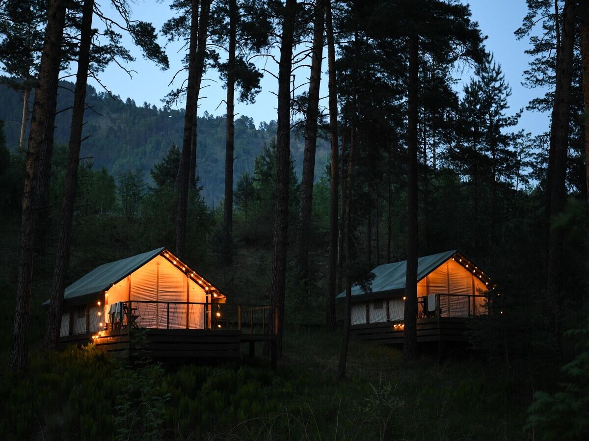    Тентхаусы на территории глэмпинга "Чепош парка" в Республике Алтай© РИА Новости / Александр Кряжев