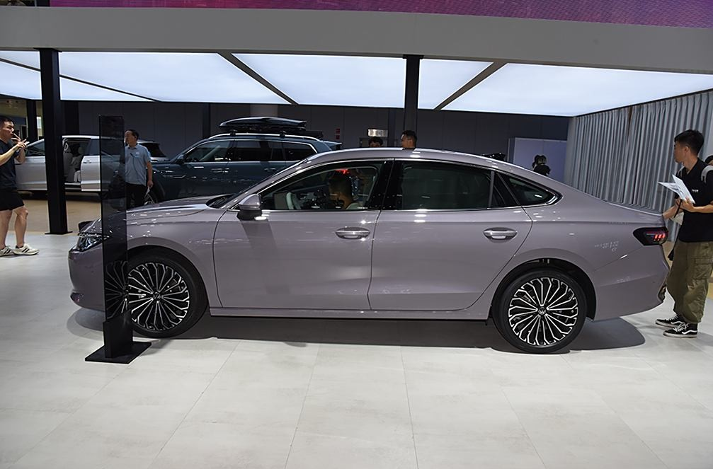 Колесная база китайской версии Volkswagen Passat больше по сравнению с европейской – 2871 мм против 2841 мм соответственно 