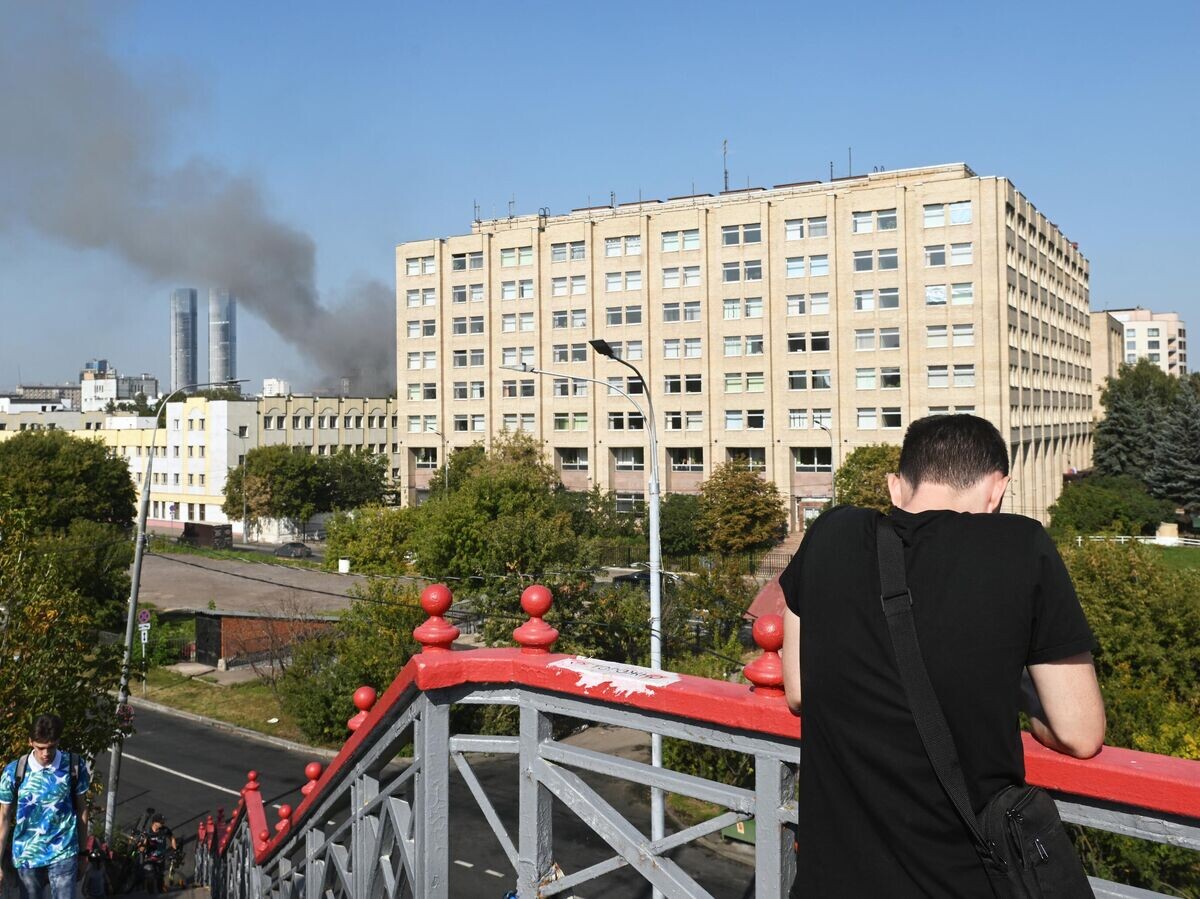    Дым от пожара в административном здании на Бережковской набережной в Москве© РИА Новости / Кирилл Каллиников