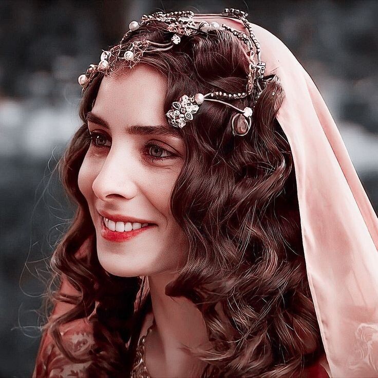 Махидевран лучезарно улыбнулась Джамалу