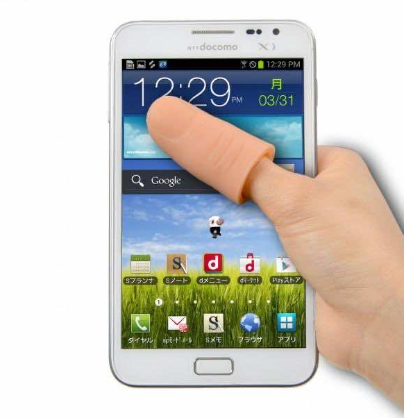 Увеличивает за счет ширины даже, а не длины, зато не выпадает из руки