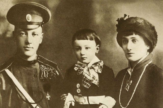 Анна Ахматова и Николай Гумилёв с сыном Львом. 1916 год