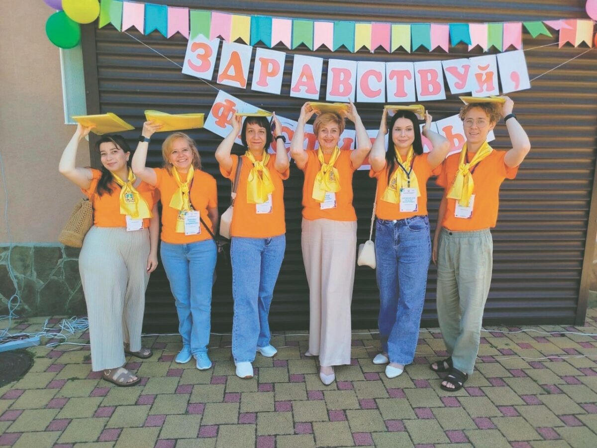    Команда ставропольских учителей под руководством Елены Букши (третья справа)