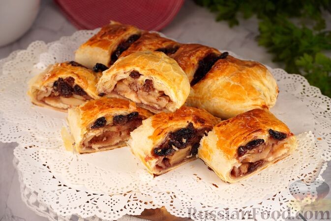 тесто слоёное бездрожжевое, печенье савоярди, яблоки, джем клубничный, изюм, орех грецкий, сахар коричневый, сок лимона, корица молотая, желток, молоко