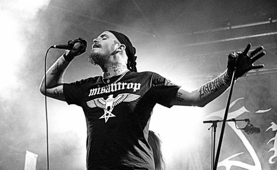 Никлас Ольссон, также известный как Никлас Кварфорт (родился 7 декабря 1983 года) — шведский музыкант, основатель, композитор и вокалист группы Shining. Кварфорт начал играть в Shining в 1996 году, когда ему было 12 лет. Группа выпустила свой первый EP «Submit to Selfdestruction» два года спустя, на котором он играл на гитарах и басу. После выпуска первого альбома «Within Deep Dark Chambers» Кварфорт стал вокалистом группы.