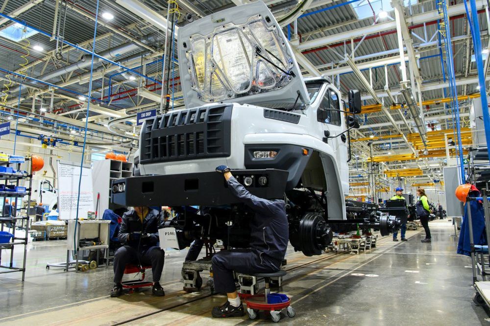 Прямо сейчас на заводе «АМО» в Калуге (бывший Volvo Trucks) идёт отвёрточная сборка грузовиков «Урал Next».