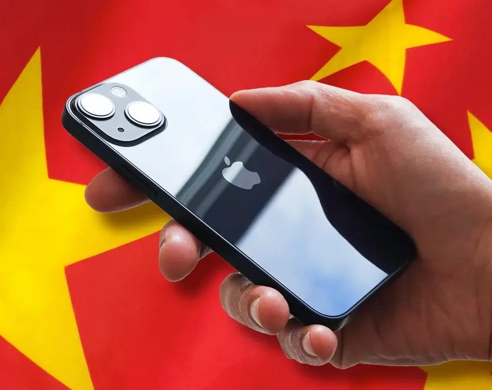 После 125 одинаковых вопросов в почту, личку и комментариях iPhones.ru решил сделать этот пост, чтобы чётко ответить на явно популярный вопрос. 
Вопрос: будет ли работать «есимка» на iPhone 14, iPhone 14 Pro или iPhone 14 Max, если в них по умолчанию установлен слот для двух физических SIM-карт?

Ответ: НЕТ ⛔️
На любом двухсимочном iPhone любого поколения, в том числе 14, не будет работать электронная симкарта. eSIM полностью заблокирована для всех iPhone 14, iPhone 14 Pro, iPhone 14 Pro Max из Гонконга, Китая и Макао с поддержкой 2 физических SIM-карт.

Если у вас в iPhone стоит слот с двумя СИМ-картами, вы не сможете использовать eSIM. Не существует способа вернуть поддержку eSIM в такие модели айфонов.

Это никак нельзя отключить или обойти, в том числе в сервисном центре. Нельзя сменить прошивку или поставить джейлбрейк и таким образом вернуть поддержку eSIM. У вас не будет eSIM, и с этим абсолютно ничего нельзя сделать, кроме покупки другой модели iPhone.

Помните об этом, если приобретаете айфон, ввезённый через параллельный импорт или на «сером» рынке. 