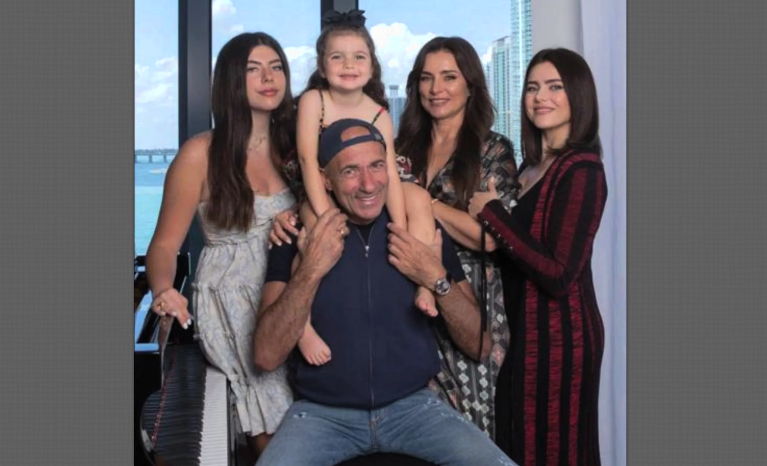 Больше всего композитор любит проводить время с семьёй