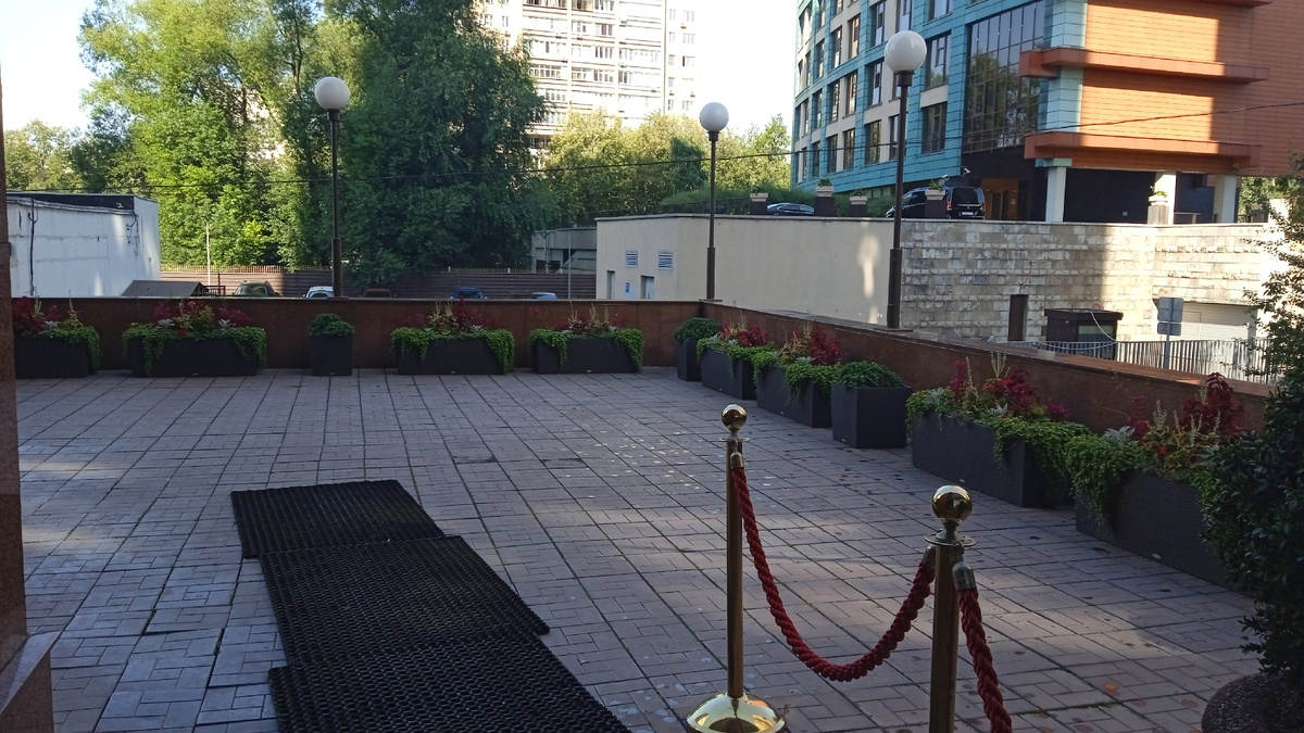 Перед входом в хостел, где я остановилась. Чисто, не наплевано, не накурено. Есть место, отведенное для курения.