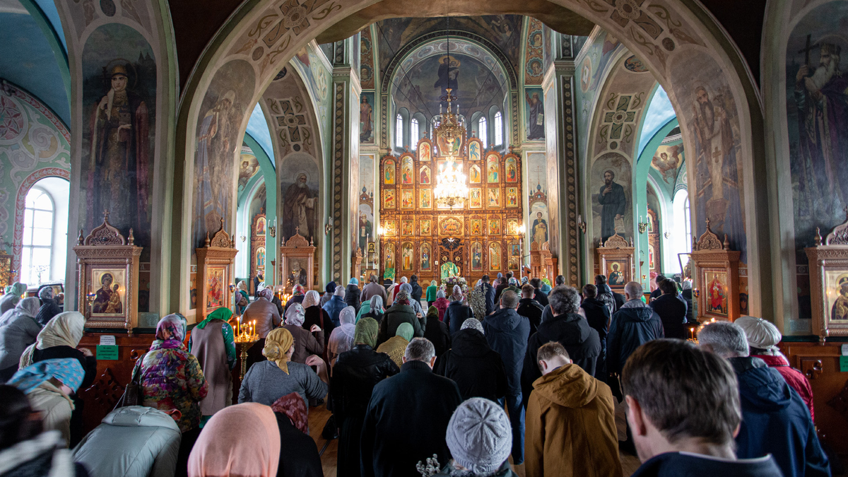 за богослужением в православном храме