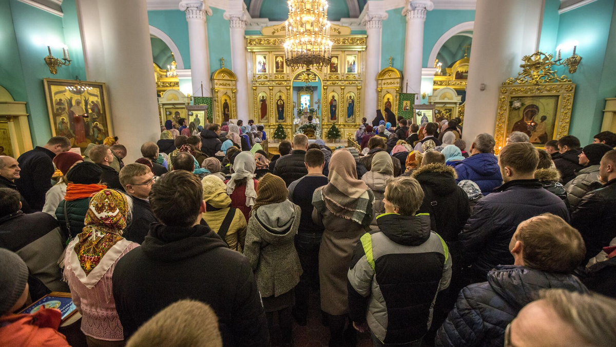 Нежелательно уходить из храма до конца богослужения. Однако все возможно.