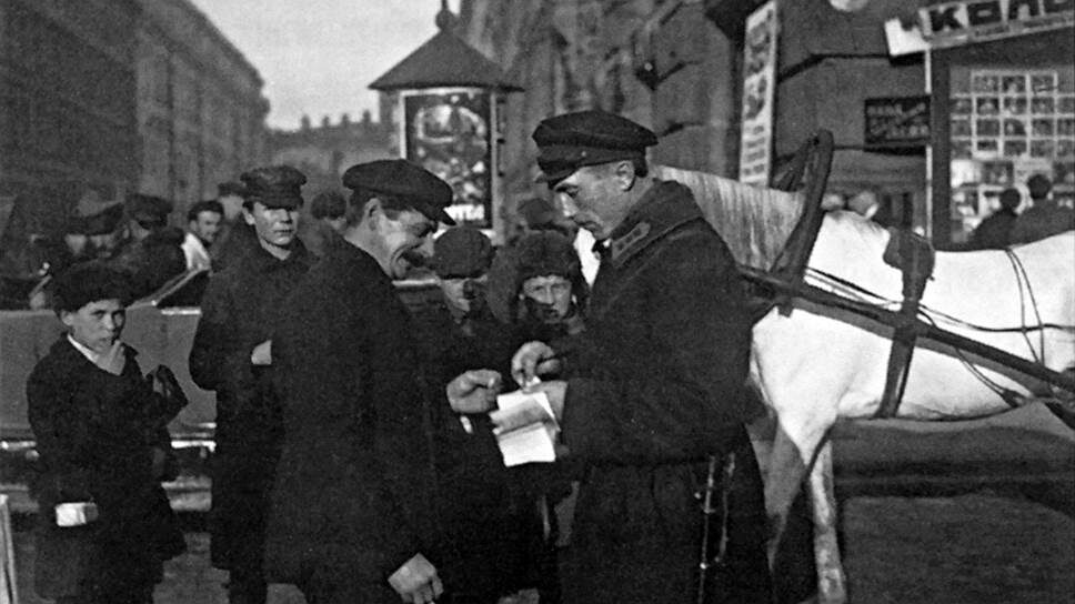 Фото: РГАКФД/Росинформ / Коммерсантъ📷Для уменьшения расходной части государственного бюджета Наркомфин переложил содержание милиции на местные бюджеты, а, по сути, ввиду недостатка средств в них — на личные бюджеты граждан