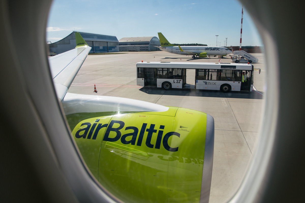 Самолет airBaltic в домашнем аэропорту © Sputnik