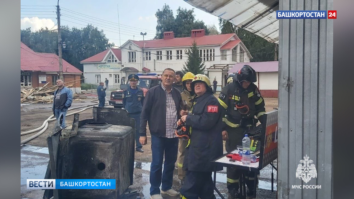    На место крупного пожара в ТЦ «Аструм» в Башкирии выехал начальник МЧС по РБ