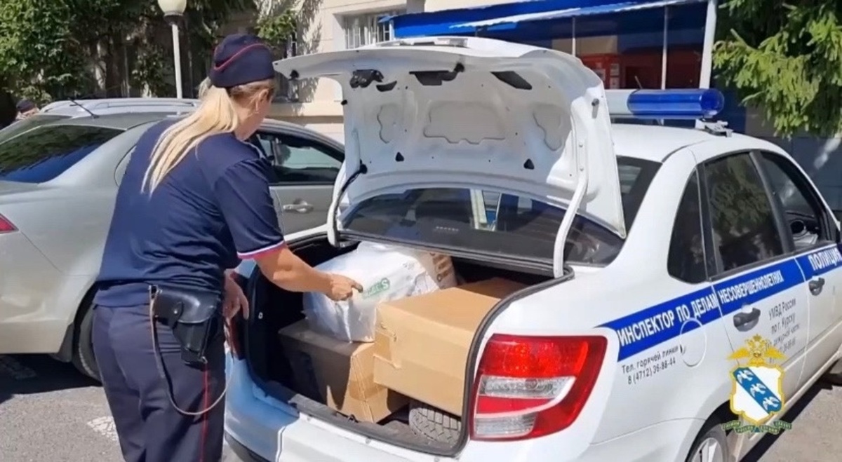    Курские полицейские принимают участие в сборе гумпомощи для переселенцев из приграничья