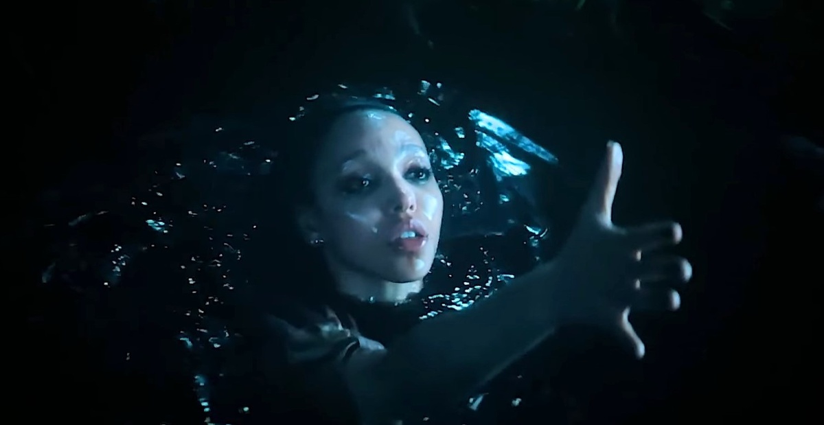 Скриншот из триллера "Ворон" ("The Crow") 2024 года.