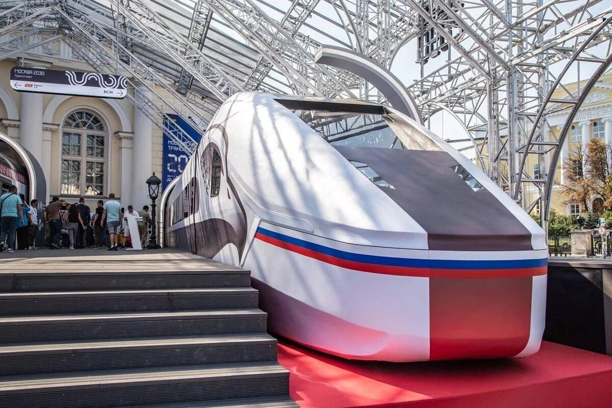 Макет будущего поезда на выставке