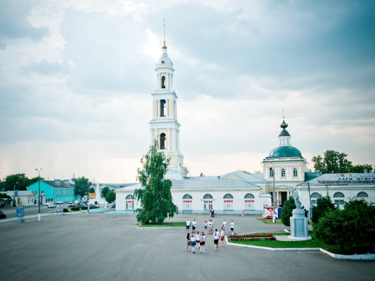 На площади Двух Революций стоит храм Иоанна Богослова. С его 67-метровой колокольни открывается вид на кремль, посад и современные районы города. Фото: Никита Марков