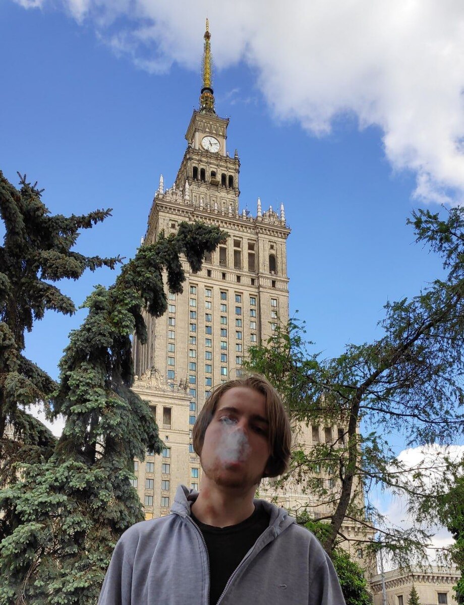 на фотке мне 18 лет, в Варшаве, мой первый трип по Европе.