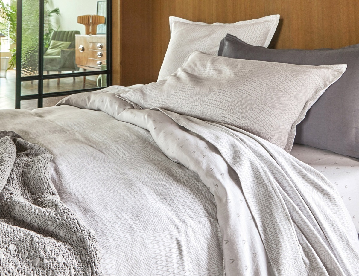 Сочетание льна и хлопка в жаккардовом комплекте Gramines Perle от французского бренда Blanc des Vosges. Состав: 70% хлопок, 30% лён. 