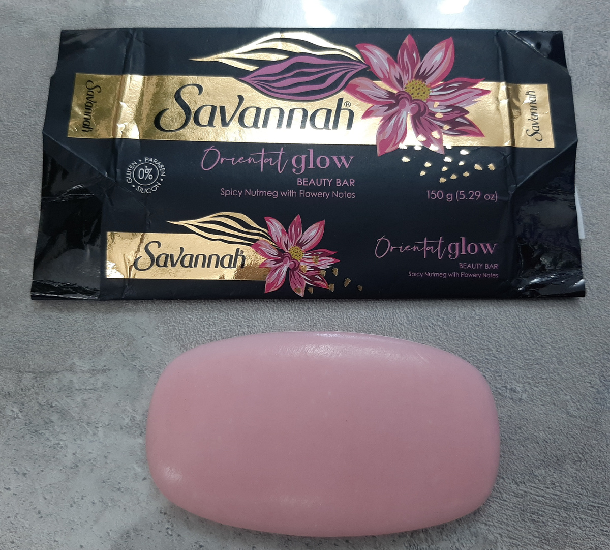 Саванна. Восточное сияние. Пряный мускатный орех с цветочными нотами. 150 гр. Произведено в Малайзии. Было у меня в мыльнице для душа. Аромат превосходный - парфюмированный, яркий, цветочный, слышится мускатый орех. Мне все понравилось в этом мыле. Ненавязчивый и приятный аромат остается на коже. Кожу не сушит.