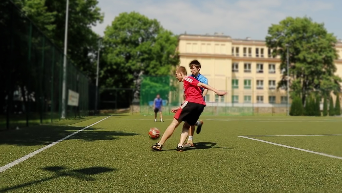 Игрок в красном выносит мяч через фланг