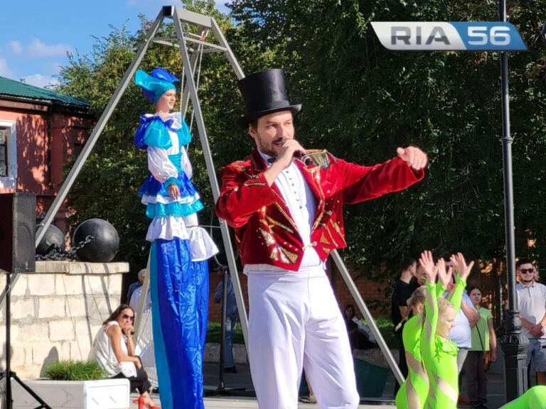    Клоун «Хуба-Буба», гимнасты и харизматичный ведущий. В Оренбурге отмечают День города Марина Шарт