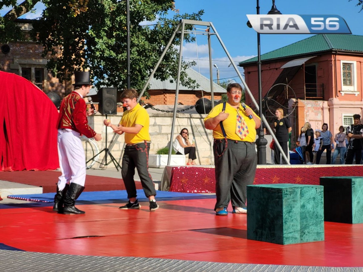 Клоун «Хуба-Буба», гимнасты и харизматичный ведущий. В Оренбурге отмечают День города Марина Шарт  📷

