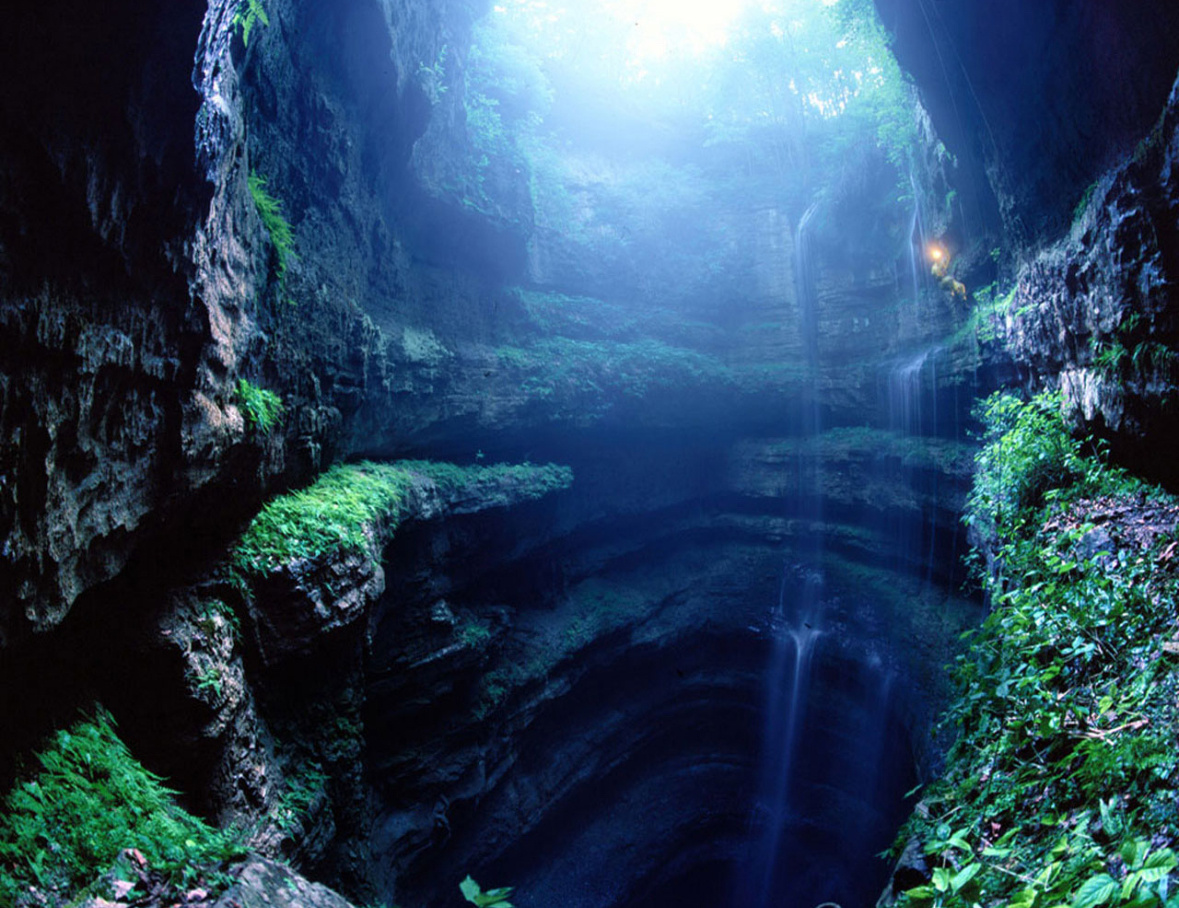 Фото с сайта https://petukhovsky.com/wp-content/uploads/2014/04/cave-of-swallows-2.jpg