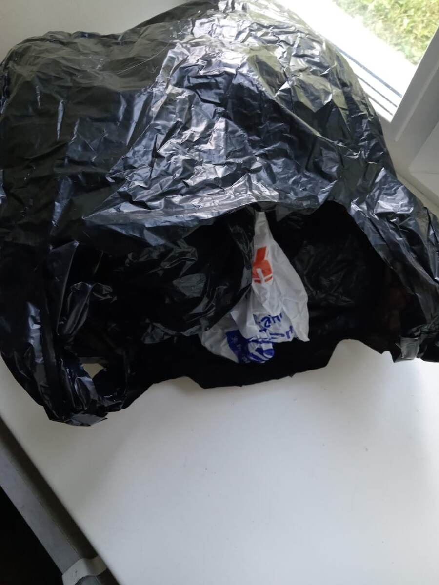 У каждого дома есть скорей всего "пакет с пакетами")))и скорей всего они уже не будут использоваться, потому что как бы не экономили в нашей семье, мы всё равно всегда покупаем новый пакет))) Вот, что делаю с такими пакетами я...