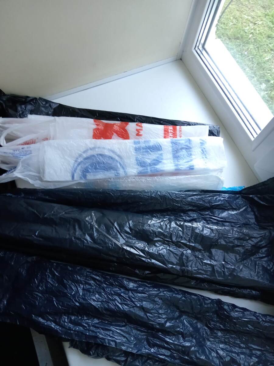 Из нашего "пакета с пакетами" аккуратно сворачиваем все пакетики как на фото. Берём ножницы и отрезаем ручки у пакетов и дно...