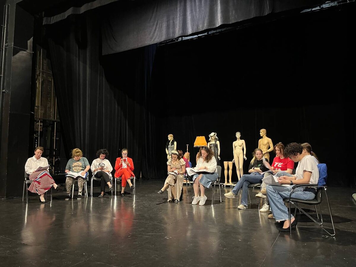 Репетиция спектакля "8 любящих женщин"