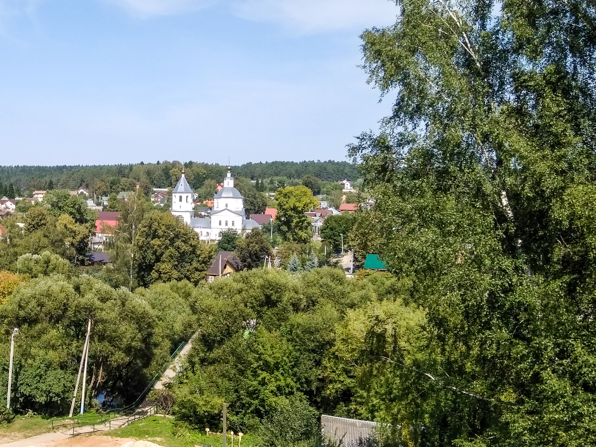 Вид со смотровой площадки у Верейского кремля на пешеходный мост и Богоявленский храм на другом берегу Протвы