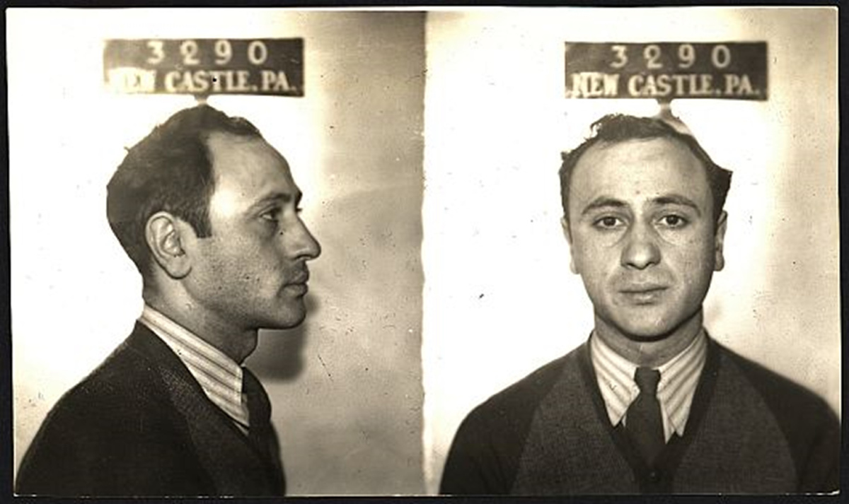 На этом магшоте, сделанном в марте 1940 года, изображен Джимми Паста, мелкий криминальный элемент, сборщик долгов в Нью-Касле. 
